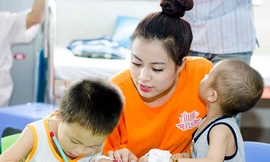 Hoàng Thùy Linh xinh xắn đi làm từ thiện