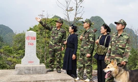 ĐVTN biên phòng và dân quân địa phương tuần tra bảo vệ đường biên, cột mốc trên tuyến biên giới Cao Bằng