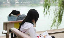 Không ít bạn trẻ cô đơn phải thuê người yêu về quê dịp Tết. Ảnh: Xuân Phú