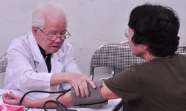 Phòng khám từ thiện của các bác sĩ tuổi 80