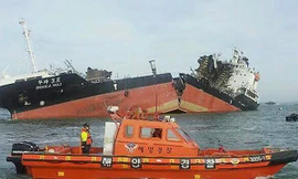 Tàu tuần tra gần xác tàu Doola 3 trọng tải 4.191 tấn Ảnh: Yonhap