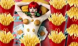 Con gái Thủ tướng New Zealand khỏa thân kỳ quái