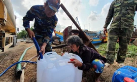 Bộ đội vận chuyển, tiếp tế nước giúp dân vùng hạn mặn ĐBSCL