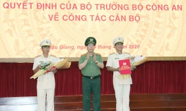 Thượng tá Huỳnh Việt Hòa (bên trái), tân Giám đốc Công an tỉnh Hậu Giang