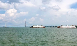 Phà Vàm Cống sắp kết thúc sứ mệnh trăm năm đưa khách qua đôi bờ sông Hậu. Ảnh: CK 