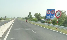 Xe máy ngang nhiên đi vào tuyến Lộ Tẻ - Rạch Sỏi dù không được phép