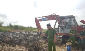 Xe cuốc nghi múc trúng mìn, 2 người bị thương