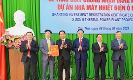 Lãnh đạo thành phố Cần Thơ trao giấy chứng nhận cho nhà đầu tư. Ảnh: TC