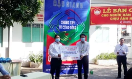 Hậu Giang tiếp nhận 4 máy ATM gạo cùng nhiều phần quà hỗ trợ phòng chống COVID-19