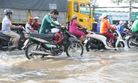 Ngập lụt nội ô Cần Thơ. Ảnh: Cảnh Kỳ