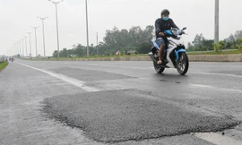 Sững sờ khi thấy đường cầu Vàm Cống mới sử dụng hơn 1 tháng đã phải... vá