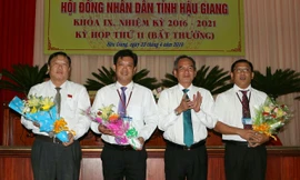 Ông Lữ Văn Hùng - Bí thư Tỉnh ủy Hậu Giang (thứ 2 từ phải qua) chúc mừng các thành viên UBND tỉnh. 