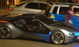 Xe xanh BMW sánh cùng Tom Cruise