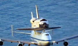 Boeing 747 cõng tàu vũ trụ con thoi