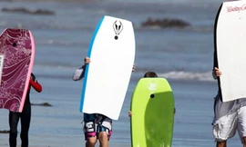 Bố con Beckham đi lướt sóng