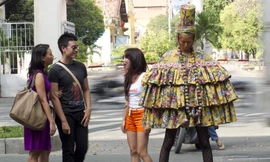 Làm ngơ để tạo dáng, thí sinh Top Model bị chê chảnh