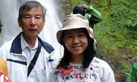 Bích Ngân chụp ảnh cùng ông ngoại. Ảnh: NVCC