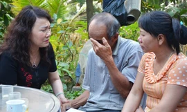 Bà Nguyễn Thị Nghĩa chia buồn với ông nội em Hoàng Văn Thành - một nạn nhân của vụ chết đuối chiều 15/4. Ảnh: Đoàn Nguyên.