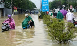 Phần lớn người đi đường phải dắt bộ xe máy 