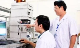 Giáo sư Trần Đình Thắng hướng dẫn đề tài nghiên cứu khoa học cấp nhà nước. Ảnh: Báo Nghệ An.