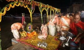 Các nam thanh niên tất bật chuẩn bị cho lễ cầu an