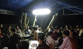 Người dân đến chia buồn cùng gia đình ông Dũng