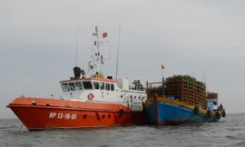  Tàu BP 13-19-01 và tàu cá BTh 98442 TS đang neo đậu tại khu vực Sao Mai – Vũng Tàu.