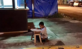 Cậu bé nghèo học bài khiến triệu người rung động giờ ra sao?