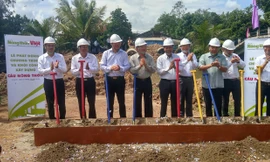 Nguyên Chủ tịch nước Trương Tấn Sang và các đơn vị làm lễ khởi công cây cầ nông thôn đầu tiên ở Long An.