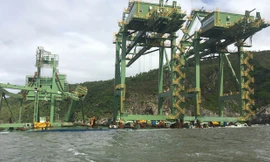 Ba giàn cẩu “khủng” bị mắc cạn nhìn từ xa