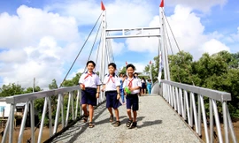 Học sinh vui mừng đi trên cầu mới 