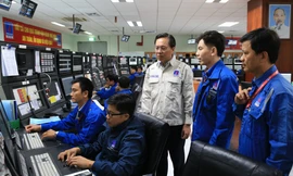 Tổng Giám đốc BSR Bùi Minh Tiến (bìa trái) chỉ đạo sản xuất tại phòng điều khiển trung tâm.