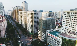 Luật quy hoạch được thông qua sẽ giải quyết tình trạng ồ ạt xây cao ốc khi chưa đủ hạ tầng như tuyến đường Lê Văn Lương (Hà Nội). Ảnh internet