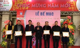 Báo Tiền Phong nhận giải thưởng tại hội báo xuân 2018