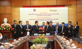  Ông Hayal Admadzada, Phó Tổng Giám đốc phụ trách kinh doanh Tập đoàn SOCAR và ông Bùi Minh Tiến, Tổng Giám đốc BSR ký hợp đồng cung cấp dầu thô Azeri cho NMLD Dung Quất