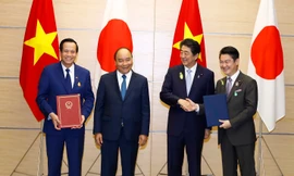 Lễ trao Bản ghi nhớ hợp tác (MOC) về khung pháp lý cơ bản để thực hiện đúng chương trình “lao động kỹ năng đặc định”. (ảnh: Nhật Anh, TTXVN) 