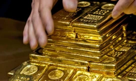 Giá vàng trong nước đứng yên dù vàng thế giới giảm mạnh. ảnh minh họa