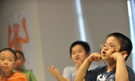 Giật mình trẻ 'tố' cô bằng cách tát bốp vào mặt