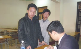 Nhiều lao động bị phát hiện vì mang điện thoại vào phòng thi và thi hộ Ảnh: Phong Cầm