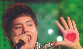 Đức Anh biểu diễn tại Việt Nam Idol. Ảnh: Vietnamidol.com