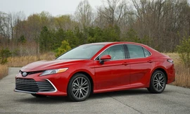 Toyota Camry bị triệu hồi bởi nguy cơ rơi bánh xe