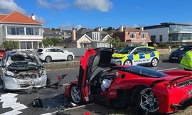 Ferrari Enzo gặp nạn trên đường giao tới chủ nhân mới