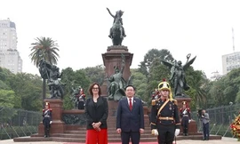 Chủ tịch Quốc hội đặt vòng hoa tại tượng đài Tướng Jose De San Martin