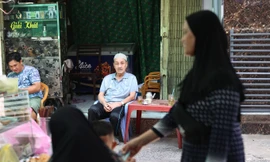 Hẻm TPHCM độc lạ: Trẻ em học vần chữ Ả Rập, người lớn không rượu bia