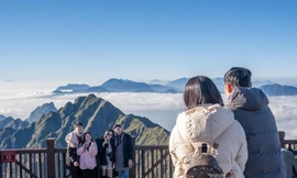 Du khách tấp nập 'săn mây' trên đỉnh Fansipan
