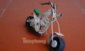 Chàng thanh niên uốn mô hình mô tô bằng… một tay