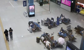 Hàng trăm hành khách mắc kẹt tại sân bay Nhật Bản
