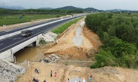 Người trồng thanh long kêu cứu vì đường dân sinh ven cao tốc Phan Thiết - Dầu Giây bị chia cắt