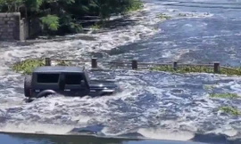 SUV trổ tài 'bơi' qua dòng lũ