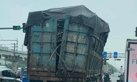 Xe chở hàng cồng kềnh hoành hành trên đường phố